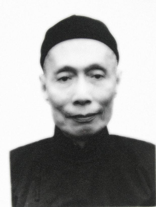 A person smiling for the camera

Description automatically generated with medium confidence