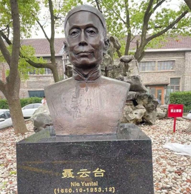 A statue of a person

Description automatically generated with medium confidence