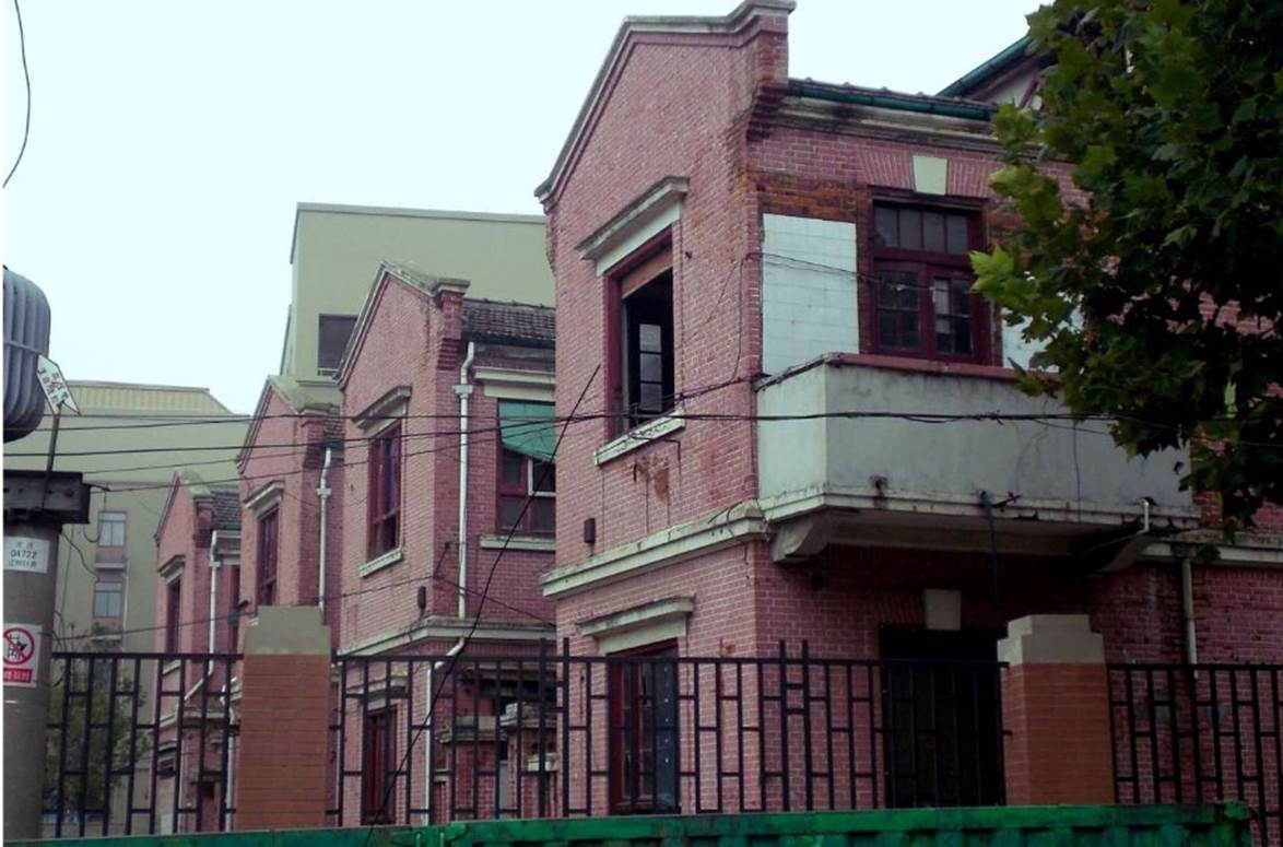 A picture containing building, outdoor, sky, street

Description automatically generated