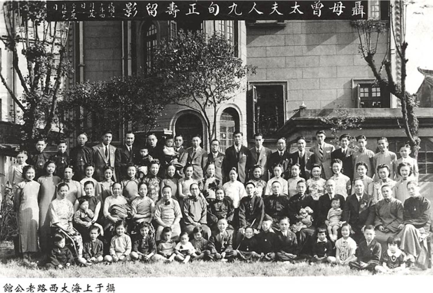 A group of people posing for a photo

Description automatically generated with medium confidence