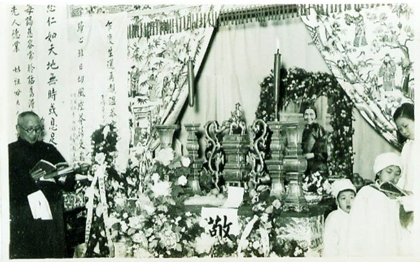 A person standing in front of a group of people

Description automatically generated with low confidence