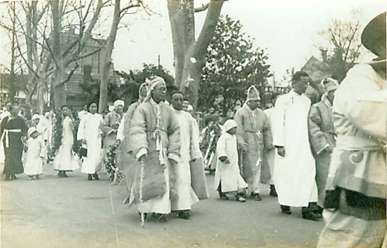 A group of people standing outside

Description automatically generated with low confidence