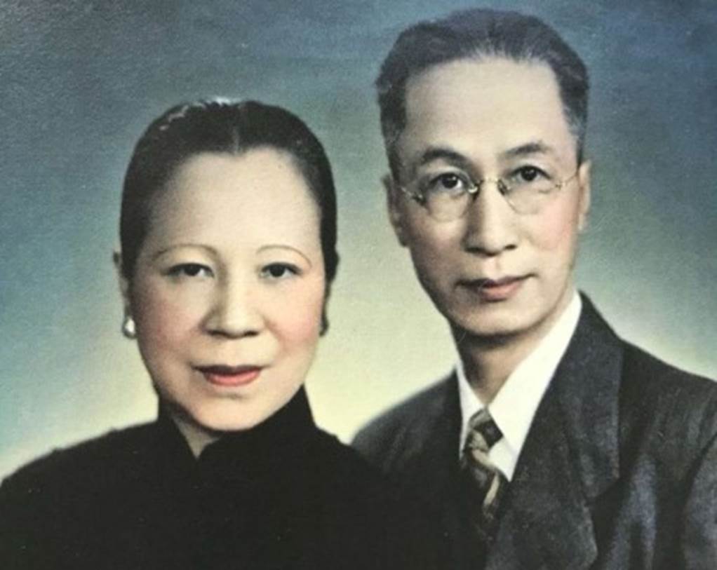 A person and person posing for a photo

Description automatically generated with medium confidence