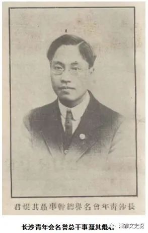 A person in a suit and tie

Description automatically generated