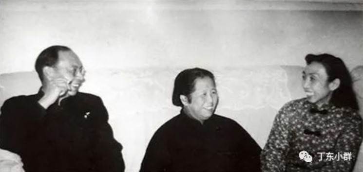 A group of people sitting together

Description automatically generated with low confidence